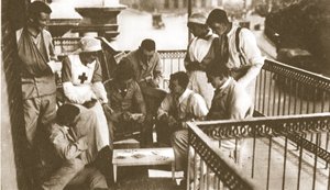 سعيد ، جريح سعيد! الرجال الذين قاموا بدورهم في الاستمتاع بعبادة الأبطال ، من أخبار الحرب المصورة ، 21 يونيو 1916 (صورة بني داكن) بواسطة مصور انجليزى