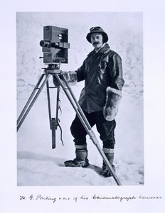 هربرت بونتينج (1870-1935) بكاميرا سينمائية في رحلة تيرا نوفا (1910-1913) إلى القطب الجنوبي بقيادة الكابتن سكوت ، 1910-12 بواسطة مصور انجليزى