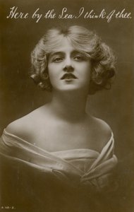 هنا على البحر أفكر فيك ، تم إرسال البطاقة البريدية في عام 1913 بواسطة مصور انجليزى