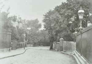 ممر Highgate: النهج الشرقي مع مصباح قديم مثبت على السور ، 1896 بواسطة مصور انجليزى