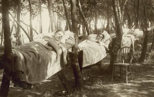 Hop pickers sleeping in hammocks on a farm in Kent (b/w photo) بواسطة مصور انجليزى