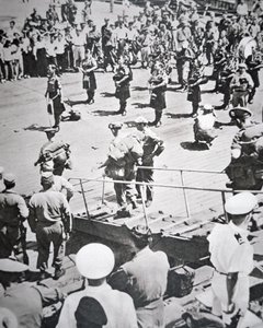 Kilted pipers play ashore from the 1st Battalion Argyll and Sutherland Highlanders from HMS Ceylon at Pusan, 29th August 1950 (b/w photo) بواسطة مصور انجليزى