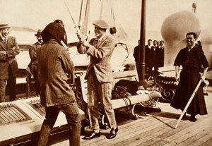 الملك إدوارد الثامن يختبر خوذة المبارزة اليابانية ، 1922 بواسطة مصور انجليزى