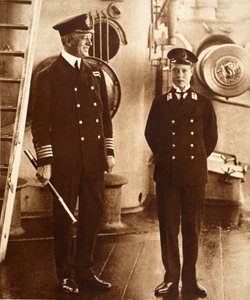الملك إدوارد الثامن في منصب الضابط البحري في HMS هندوستان ، 1910 بواسطة مصور انجليزى