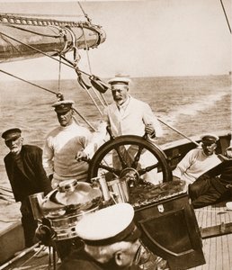 الملك جورج على رأس يخته بريتانيا ، 1920s-30s بواسطة مصور انجليزى
