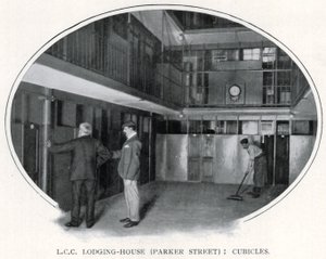 LCC Lodging-House (Parker Street): مقصورات (صورة أبيض وأسود) بواسطة مصور انجليزى