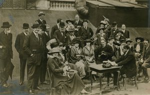 أثناء الاستماع إلى السير جيمس باري ، قرأ The Admirable Crichton على سطح Wyndhams في عام 1912 بواسطة مصور انجليزى