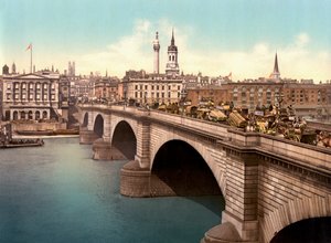 جسر لندن الممتد على نهر التايمز (صورة ملونة) بواسطة مصور انجليزى