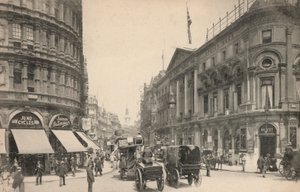 London, Shaftesbury Avenue (b/w photo) بواسطة مصور انجليزى