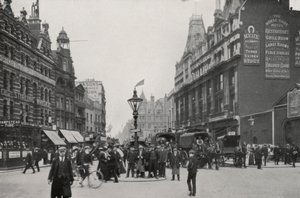 London: Tottenham Court Road (b/w photo) بواسطة مصور انجليزى