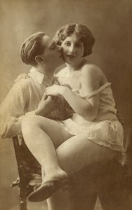 رجل تقبيل امرأة على الخد بواسطة مصور انجليزى