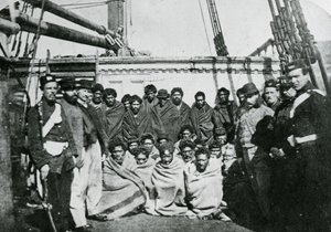 سجناء الماوري على متن هيكل سجن في ميناء ويلينغتون ، 1866 بواسطة مصور انجليزى