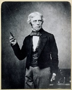 مايكل فاراداي (1791-1867) يحمل قضيباً مغناطيسياً، بواسطة مول وبوليبلانك بواسطة مصور انجليزى