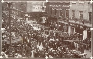 شارع ميدلسكس على Petticoat Lane بواسطة مصور انجليزى