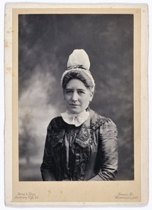 Miss LM Gordon، Matron، St. Thomass Hospital بواسطة مصور انجليزى