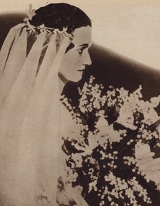 السيدة سيمبسون في وقت زواجها الأول في عام 1916 من الملازم وينفيلد سبنسر من سلاح الجو الأمريكي (صورة أبيض وأسود) بواسطة مصور انجليزى