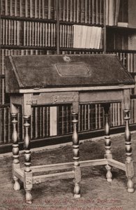 Oxford, Pembroke College, Dr Johnsons Desk, from Edial Hall, nr Lichfield, where he kept a school (b/w photo) بواسطة مصور انجليزى