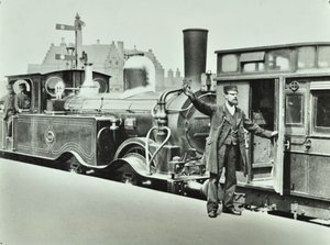 منصة بورتر في محطة للسكك الحديدية ، 1885 بواسطة مصور انجليزى