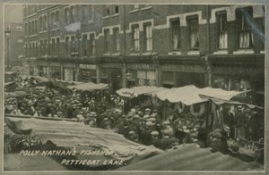 Polly Nathans Fishshop ، Petticoat Lane ، لندن بواسطة مصور انجليزى