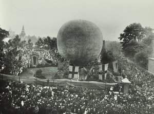 ملاهي بوبلار: الحشود تراقب منطاد الهواء الساخن ، 1892 بواسطة مصور انجليزى