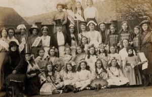 صورة لمجموعة من التلميذات مع معلميهم يرتدون أزياء العالم (صورة بالأبيض والأسود) بواسطة مصور انجليزى