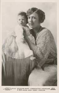 الأميرة ماري ، Viscountess Lascelles ، مع ابنها الأكبر ، جورج (b / w photo) بواسطة مصور انجليزى