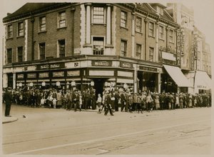 قائمة انتظار تشارلي شابلن في The Kid at The Majestic ، High Street ، Clapham ، في حوالي عام 1921 بواسطة مصور انجليزى