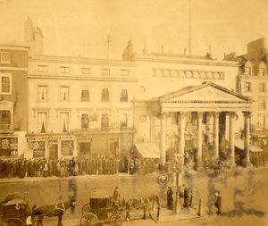 طابورًا في هاي ماركت عام 1895 في الليلة الأولى من بطولة تريلبي من بطولة تري بواسطة مصور انجليزى