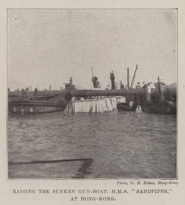 رفع سفينة الغارقة ، سفينة HMS Sandpiper ، في هونغ كونغ بواسطة مصور انجليزى