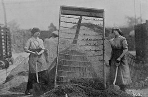 Riddling Cinders ، صور مكتب الحرب ، 1916 (صور من وزن الجسم) بواسطة مصور انجليزى