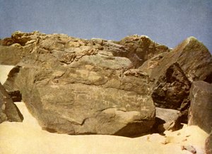 صخور تحمل الهيروغليفية عصور ما قبل التاريخ ، مصر. بواسطة مصور انجليزى
