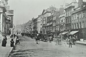 شارع سانت جاميس ، وستمنستر إل بي: باتجاه الشمال من بال مول ، 1895 بواسطة مصور انجليزى
