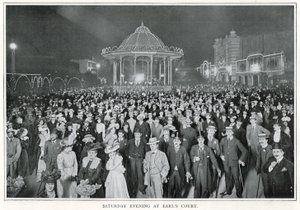 مساء السبت في Earl's Court (b / w photo) بواسطة مصور انجليزى