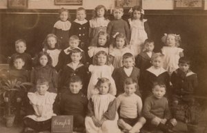 School children, Norfolk, early 20th century (b/w photo) بواسطة مصور انجليزى