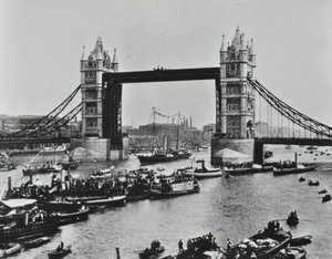 تمر السفن تحت جسر البرج ، 1894 بواسطة مصور انجليزى