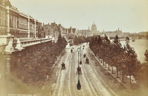 Somerset House ، Victoria Embankment ، Westminster LB: النظر شمالاً من جسر واترلو ، 1895 بواسطة مصور انجليزى
