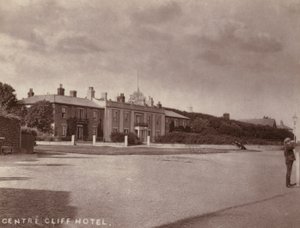 Southwold: Centre Cliff Hotel (b/w photo) بواسطة مصور انجليزى