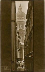 كاتدرائية سانت بولس من Canon Alley بواسطة مصور انجليزى