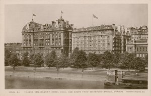 فندق Thames Embankment Cecil و Savoy من جسر واترلو ، لندن بواسطة مصور انجليزى