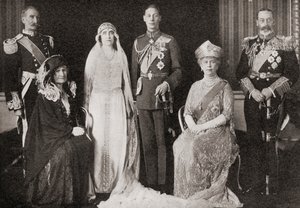 العائلة الملكية البريطانية في حفل زفاف دوق ودوقة يورك ، 1923 ، من قصة خمس وعشرون سنة ، نُشر عام 1935 بواسطة مصور انجليزى
