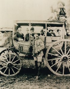 The Deadwood stagecoach في لندن - بوفالو بيل واقف ، جون نيلسون في الصندوق بواسطة مصور انجليزى