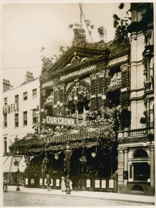 The Empire Theatre ، ليستر سكوير ، لندن ، مزين للملكة اليكتورياس الماس اليوبيل ، يونيو 1897 بواسطة مصور انجليزى
