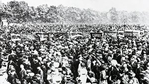مظاهرة الأصوات العظيمة للنساء في هايد بارك ، الأحد 12 يونيو 1908 بواسطة مصور انجليزى