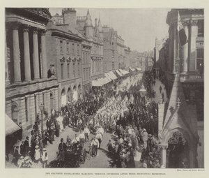 يسير Seaforth Highlanders عبر مسيرة Inverness بعد تجنيدهم بواسطة مصور انجليزى