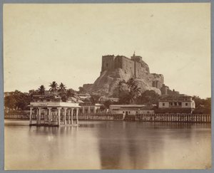 حصن الدبابة والصخور في Trichinopoly بواسطة مصور انجليزى