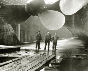 مراوح تيتانيك في حوض طومسون Graving Dock of Harland & Wolff ، بلفاست ، أيرلندا ، 1910-11 بواسطة مصور انجليزى