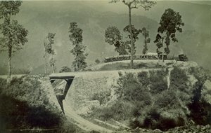 الحلقة في Agony Point في Tindharia على خط سكة حديد دارجيلنغ في جبال الهيمالايا ، 1880 (طباعة زلال) بواسطة مصور انجليزى