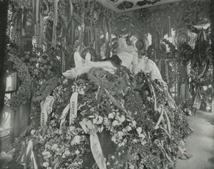 قبر خواريز ، مقبرة سان فرناندو ، مدينة المكسيك (صورة b / w) بواسطة مصور انجليزى