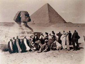 السياح الذين يزورون تمثال أبو الهول بالجيزة. بواسطة مصور انجليزى