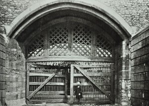 برج لندن ، تاور هيل: بوابة الخونة ، 1890 بواسطة مصور انجليزى